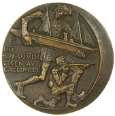 Mondsüchtige auf Gallipoli [The Sleepwalkers on the Gallipoli Peninsula], 1916, cast bronze, Turkish crescent...