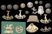 Kent Shoulder Titles and Buttons. Comprising a pair of brass T/5/Buffs, and similar T/4/Buffs (one lacking...