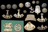 Kent Shoulder Titles and Buttons. Comprising a pair of brass T/5/Buffs, and similar T/4/Buffs (one lacking...