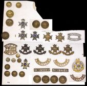 Sherwood Foresters Regimental Insignia. An interesting selection including an o/r QVC ‘Derbyshire’ cap badge,...