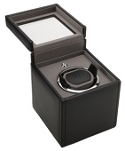 Wolf. A single watch winder.
Black vegan leather, bidirectional rotating lock in cuff.
Dimensions: 14.5cm x 13.5cm...