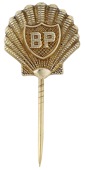 A 9ct gold BP Shell service pin, with shell logo, Birmingham hallmark for 1991, length 36mm.	 £100-£150