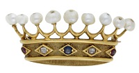 A gem-set coronet brooch, the textured coronet gem-set and with pearl highlights, (pearls untested), length 40mm. 	...