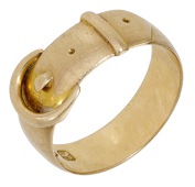 An 18ct gold ring by Edward Vaughton, 1901, of buckle design, maker’s mark, Chester hallmark, ring size M. 	...