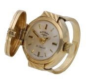 Rotary. A lady’s gold ring watch, circa 1970.
Movement: manual winding, 17 jewels.
Dial: silvered, applied baton...