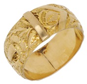 An 18ct gold buckle ring, 1906, with foliate decoration throughout, UK hallmark, ring size M.	 £400-£500