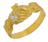 A 16th - 17th century gold fede ring, the bezel of the ring modelled as clasped hands supporting a heart, with good...