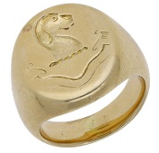 A late 19th century signet ring, bearing the crest of the head a hound, surmounting a motto ribbon, indistinct...